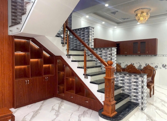 Cầu thang kính tay vịn gỗ - Kính cường lực tốt, mẫu đẹp tại Long An